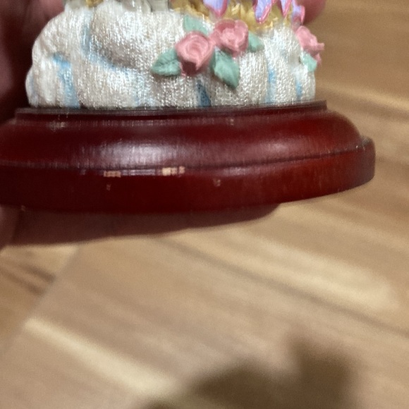 Christmas Around the World House of the Lloyd 1999 Angel - Picture 2 of 4